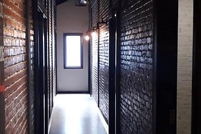 RedDoorz Plus @ Doorman Guest House