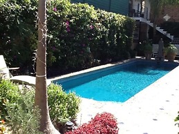 Casa Flores Bed & Breakfast