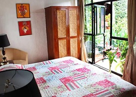 Casa Flores Bed & Breakfast