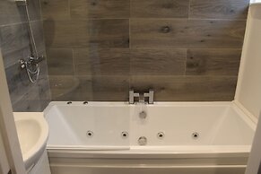 Albert Luxury Hottub and Jacuzzi Apartments