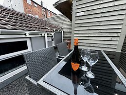 Albert Luxury Hottub and Jacuzzi Apartments