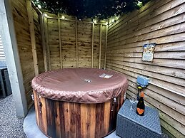 Albert Luxury Hottub and Jacuzzi Apartments