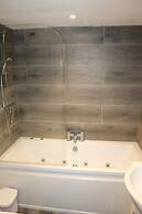 Albert Luxury Hottub and Jacuzzi Apartments