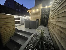 Albert Luxury Hottub and Jacuzzi Apartments