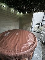Albert Luxury Hottub and Jacuzzi Apartments