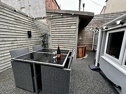 Albert Luxury Hottub and Jacuzzi Apartments