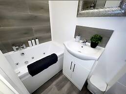 Albert Luxury Hottub and Jacuzzi Apartments