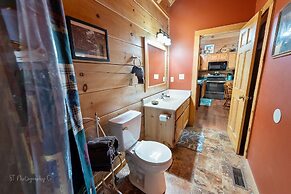 Karen's 2 Bedroom Cabin by RedAwning