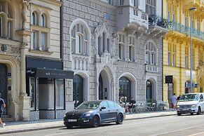 MN6 Luxury Suites by Adrez Living