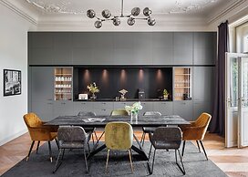 MN6 Luxury Suites by Adrez Living