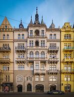 MN6 Luxury Suites by Adrez Living