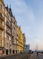 MN6 Luxury Suites by Adrez Living