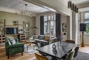 MN6 Luxury Suites by Adrez Living