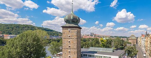 MN6 Luxury Suites by Adrez Living