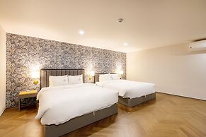 Brown Dot Hotel Minam