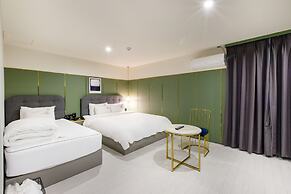 Brown Dot Hotel Minam