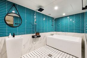 Brown Dot Hotel Minam