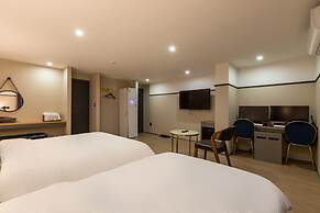 Brown Dot Hotel Minam