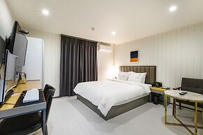 Brown Dot Hotel Minam