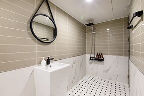 Brown Dot Hotel Minam