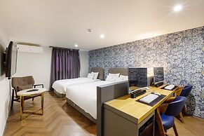Brown Dot Hotel Minam