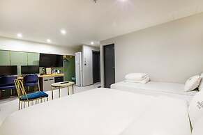 Brown Dot Hotel Minam