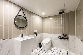 Brown Dot Hotel Minam