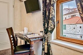 Historic Plaza Varos - Adults Only