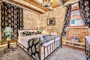 Historic Plaza Varos - Adults Only