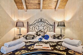 Historic Plaza Varos - Adults Only