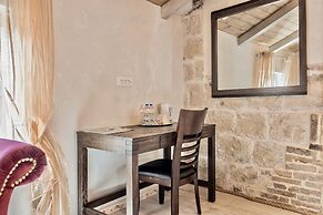 Historic Plaza Varos - Adults Only