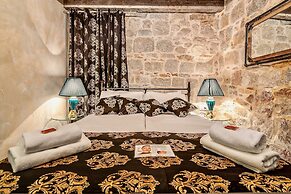 Historic Plaza Varos - Adults Only