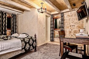 Historic Plaza Varos - Adults Only