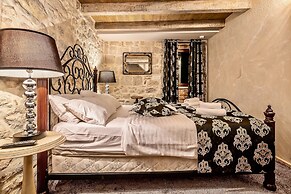 Historic Plaza Varos - Adults Only