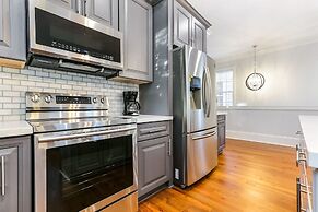 5 Bedroom Apartment near French Quarter by Hosteeva