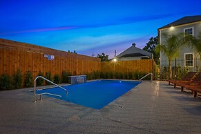 5 Bedroom Apartment near French Quarter by Hosteeva