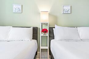 5BR Steps to St. Charles by Hosteeva