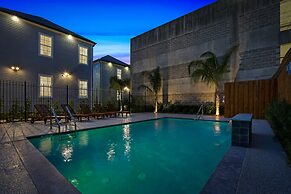 5BR Steps to St. Charles by Hosteeva