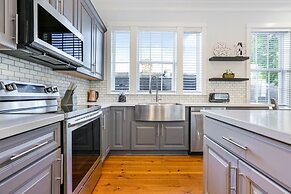 5BR Steps to St. Charles by Hosteeva