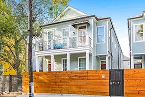 5BR Steps to St. Charles by Hosteeva