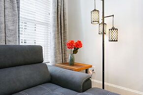 Stunning Modern 5BR by Hosteeva