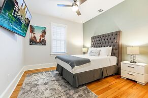 Stunning Modern 5BR by Hosteeva