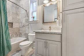 Stunning Modern 5BR by Hosteeva