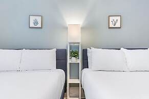 Stunning Modern 5BR by Hosteeva