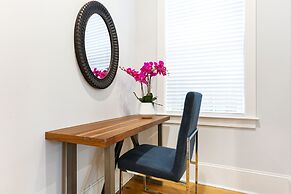 Stunning Modern 5BR by Hosteeva