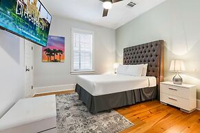 Stunning Modern 5BR by Hosteeva