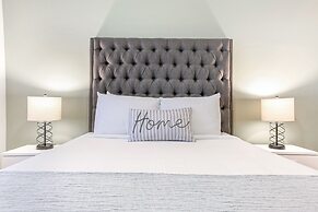 Stunning Modern 5BR by Hosteeva