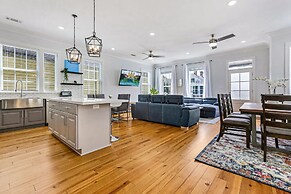 Spacious 5BR Urban Retreat by Hosteeva
