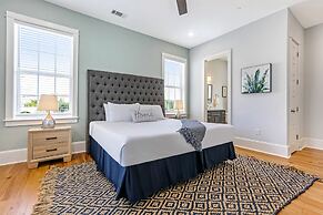 Spacious 5BR Urban Retreat by Hosteeva