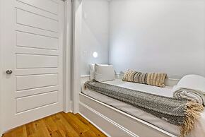 Spacious 5BR Urban Retreat by Hosteeva